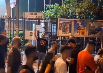 Video/ Tubimi zhvendoset para ambasadave serbe dhe ukrainase, protestuesit jashtë godinave thërrasin: UÇK, UÇK