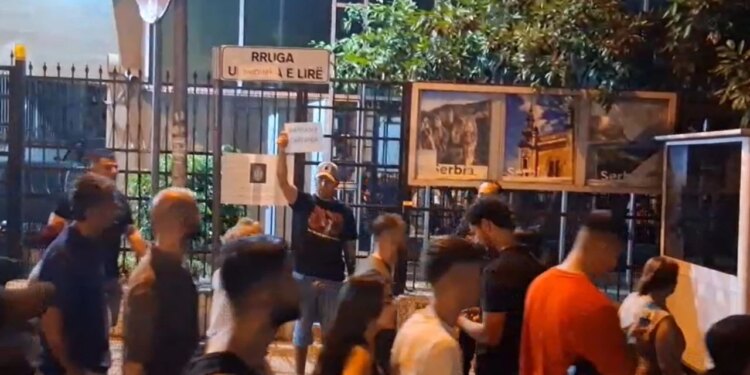 Video/ Tubimi zhvendoset para ambasadave serbe dhe ukrainase, protestuesit jashtë godinave thërrasin: UÇK, UÇK