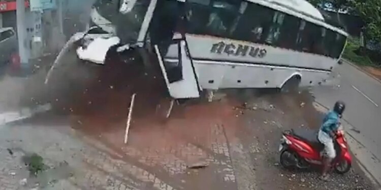 Video/Pamje të frikshme nga India: Autobusi me 35 dasmorë del nga rruga dhe përplaset në një pikë karburanti
