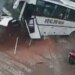 Video/Pamje të frikshme nga India: Autobusi me 35 dasmorë del nga rruga dhe përplaset në një pikë karburanti