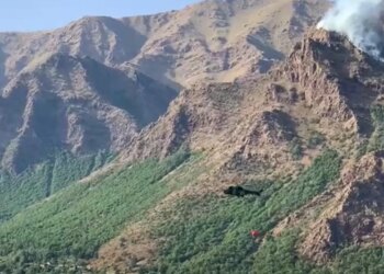 Vijon beteja me zjarret në Bulqizë, flakët mbeten aktive, dy helikopterë në aksion prej rreth 4 orësh