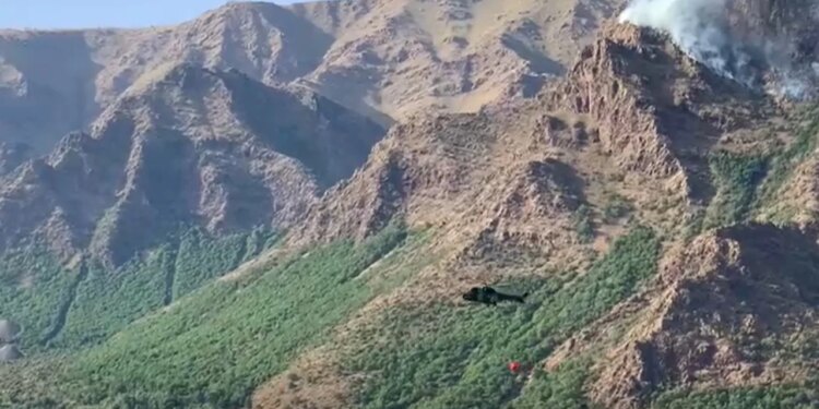 Vijon beteja me zjarret në Bulqizë, flakët mbeten aktive, dy helikopterë në aksion prej rreth 4 orësh
