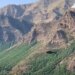 Vijon beteja me zjarret në Bulqizë, flakët mbeten aktive, dy helikopterë në aksion prej rreth 4 orësh