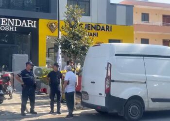 Vjedhja e argjendarisë në Paskuqan: arrest me burg për dyshuarin; maska në pyll lidh Argys Kalzin me vjedhjen