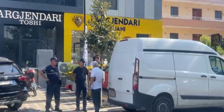 Vjedhja e argjendarisë në Paskuqan: arrest me burg për dyshuarin; maska në pyll lidh Argys Kalzin me vjedhjen