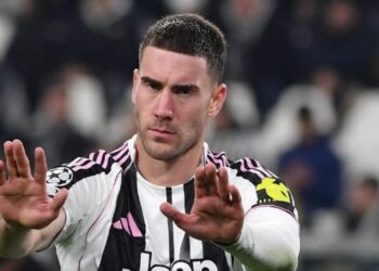 Vlahovic mbetet bardhezi, por kësaj radhe jashtë Italisë; sulmuesi serb transferohet te gjiganti turk