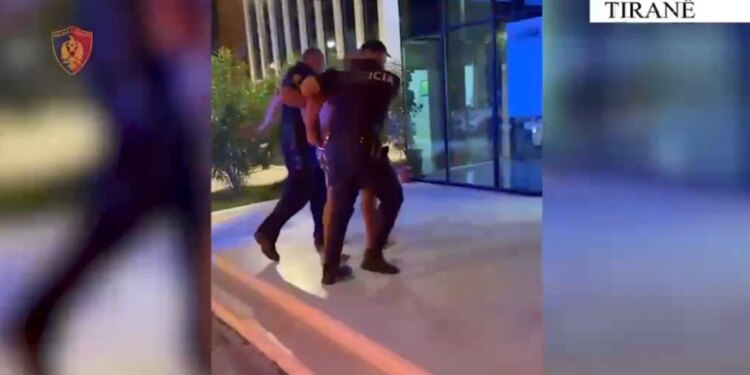 Vodhi një makinë e tentoi të arratisej; 35-vjeçari italian përplas disa makina dhe godet policin
