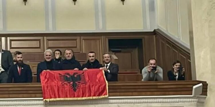 Zelenskyt në Beograd kundërshton pavarësinë e Kosovës; Majko nxjerr foton kuqezi në parlament ukrainas: Aleanca nuk përcaktohet nga…