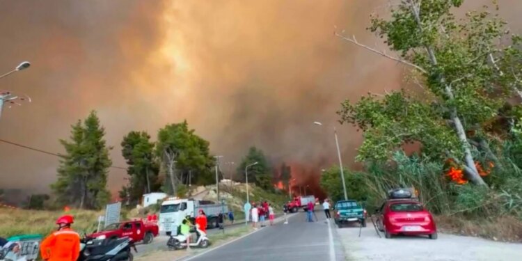 Zjarr i madh në Halkidiki të Greqisë, autoritetet evakuojnë banorët dhe mijëra pushues; era e fortë përkeqëson situatën