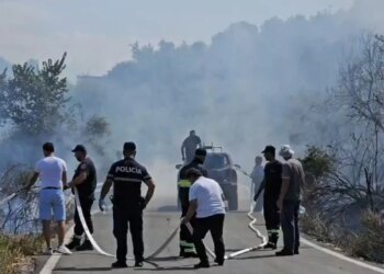 Zjarr i madh në Kash të Ballshit: digjen dy banesa, rrezikohen të tjera