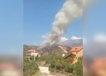 Zjarr në Krastë të Krujës: Ndërhyrje nga toka dhe ajri për shuarje, dyshohet të shtëna ndaj zjarrfikësve