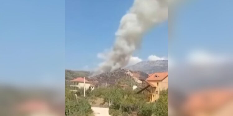 Zjarr në Krastë të Krujës: Ndërhyrje nga toka dhe ajri për shuarje, dyshohet të shtëna ndaj zjarrfikësve