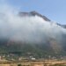 Zjarr pranë banesave në fshatin Vajkal të Bulqizës; tymi i dendur mbulon zonën, kërkohet ndërhyrje e menjëhershme