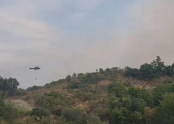 Zjarret mbeten aktive në disa fshatra të Fierit, kërkohet ndërhyrje ajrore me dy helikopterë