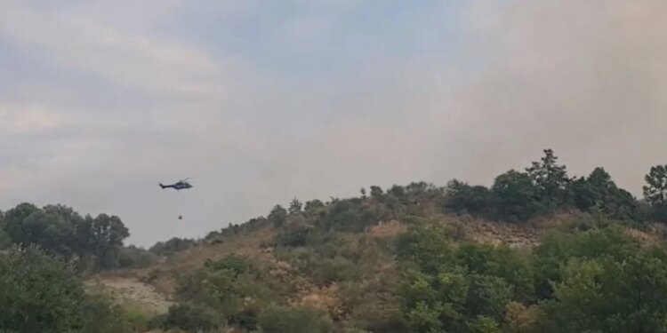 Zjarret mbeten aktive në disa fshatra të Fierit, kërkohet ndërhyrje ajrore me dy helikopterë