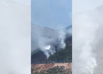 Zjarret në jugun e Shqipërisë: Era dhe temperaturat favorizojnë përhapjen e flakëve, ndërhyn helikopteri