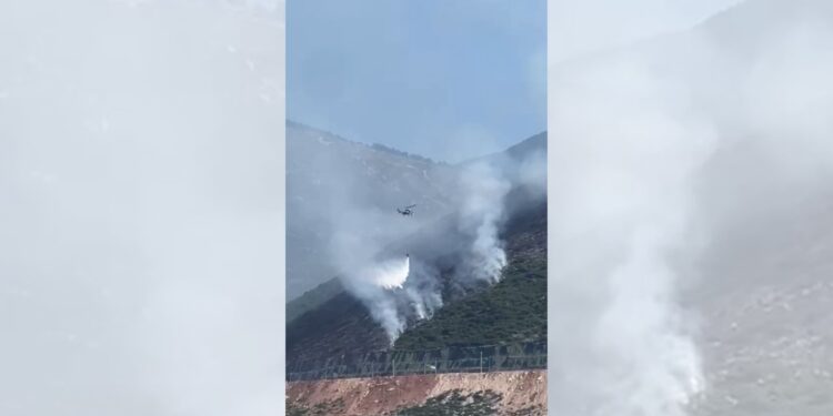 Zjarret në jugun e Shqipërisë: Era dhe temperaturat favorizojnë përhapjen e flakëve, ndërhyn helikopteri