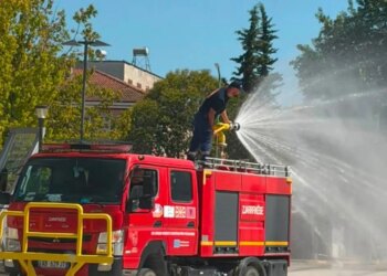 Zjarrfikësit në terren në Cërrik përballen me temperatura ekstreme, lagin rrugët dhe monitorojnë zonat me rrezik zjarri