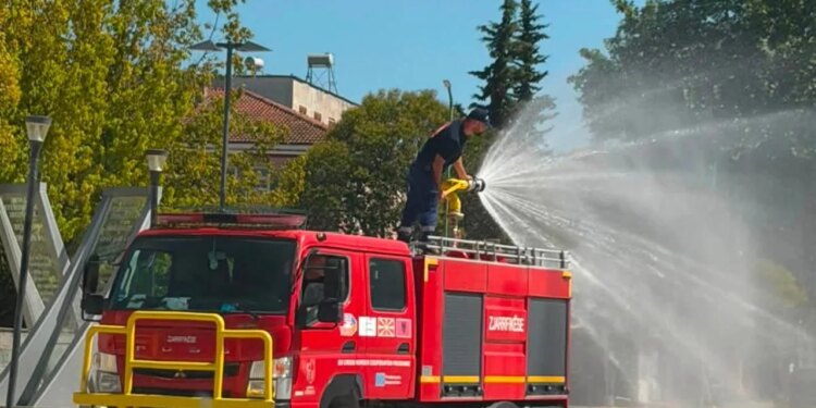 Zjarrfikësit në terren në Cërrik përballen me temperatura ekstreme, lagin rrugët dhe monitorojnë zonat me rrezik zjarri
