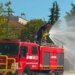 Zjarrfikësit në terren në Cërrik përballen me temperatura ekstreme, lagin rrugët dhe monitorojnë zonat me rrezik zjarri