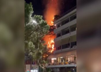 Zjarri 30-minutësh në Ujin e Ftohtë u vu nën kontroll; rrezikoi restorante e hotele, turistët u larguan