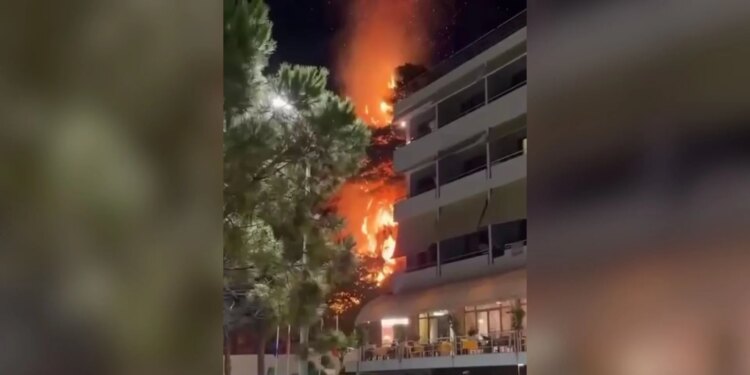 Zjarri 30-minutësh në Ujin e Ftohtë u vu nën kontroll; rrezikoi restorante e hotele, turistët u larguan