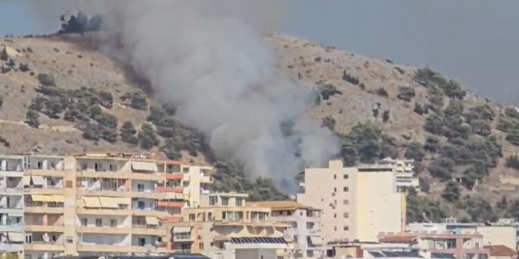 Zjarri i madh në Sarandë përfshin kodrën dhe krijon re të mëdha tymi