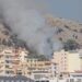 Zjarri i madh në Sarandë përfshin kodrën dhe krijon re të mëdha tymi