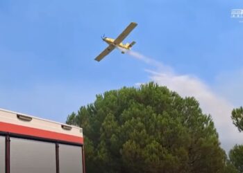 Zjarri i riaktivizuar në Drenie të Patosit, ndërhyhet nga ajri me dy avionë Air Tractor