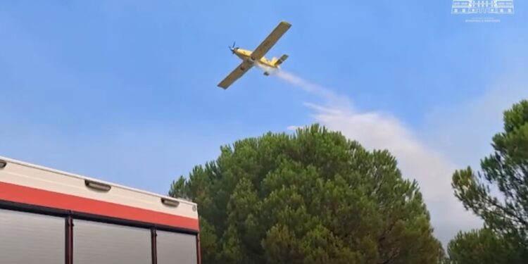 Zjarri i riaktivizuar në Drenie të Patosit, ndërhyhet nga ajri me dy avionë Air Tractor