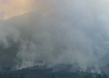Zjarri mbi Dukat merr përmasa më të mëdha, përhapet drejt malit të Çikës; situatë e vështirë në Vlorë