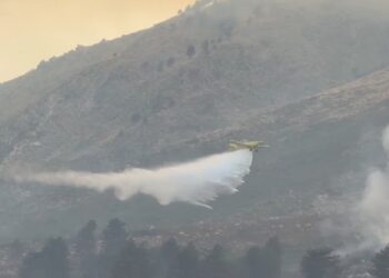 Zjarri mbi Dukat zgjerohet, përhapet drejt malit të Çikës; nis ndërhyrja ajrore me dy Air Tractor
