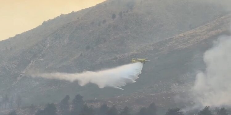 Zjarri mbi Dukat zgjerohet, përhapet drejt malit të Çikës; nis ndërhyrja ajrore me dy Air Tractor
