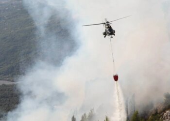 Zjarri në Abazë të Krujës, ndërhyrje intensive ajrore me 3 helikopterë të Forcës Ajrore