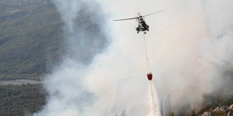 Zjarri në Abazë të Krujës, ndërhyrje intensive ajrore me 3 helikopterë të Forcës Ajrore