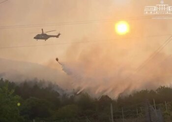 Zjarri në Gojan të Pukës ende aktiv; nis ndërhyrja ajrore me dy helikopterë, vatra përparon edhe në Gjegjan