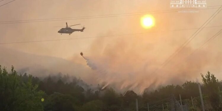 Zjarri në Gojan të Pukës ende aktiv; nis ndërhyrja ajrore me dy helikopterë, vatra përparon edhe në Gjegjan
