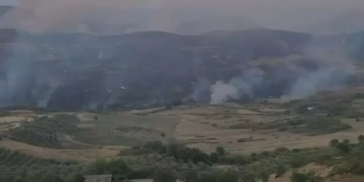 Zjarri në Koliaç të Mallakastrës, nis ndërhyrja ajrore për shuarjen e flakëve