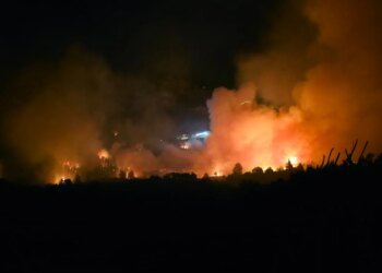 Zjarri në Krujë: Bashkia urdhëron evakuimin e banorëve të Barabit dhe Llubanit, flakët rrezikojnë zonat e banuara