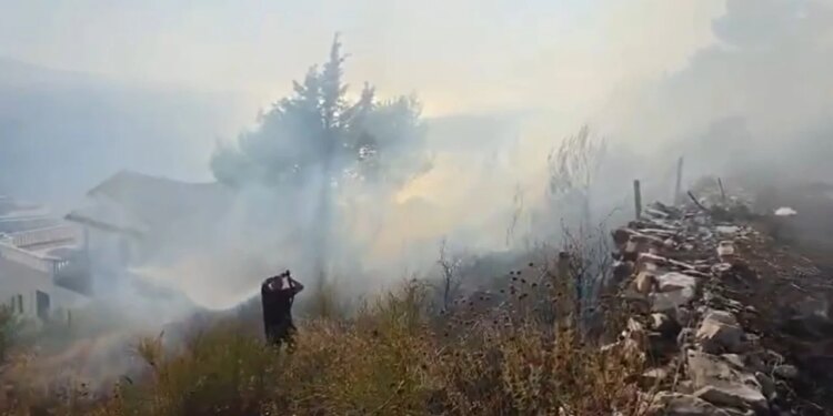 Zjarri në Sarandë: Flakët iu afruan banesave dhe hoteleve, u kontrolluan pas disa orësh, ndërhyri edhe helikopteri