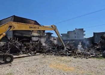 Zjarri në Shkozet, tymi toksik vijon të përhapet; Banorët thirrje: Kemi lëvizur fëmijët nga shtëpia, të merren masa