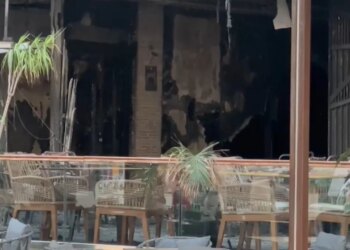 Zjarri në hotelin e Vlorës — operatorët turistikë ofrojnë akomodim dhe veshmbathje falas për pushuesit e prekur