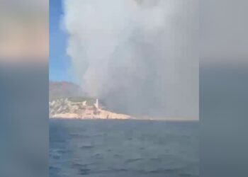 Zjarri në ishullin Salamina të Greqisë shkakton vdekjen e dy personave, plagosen katër