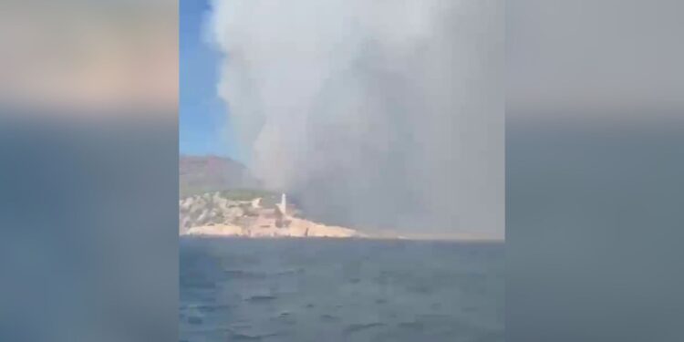 Zjarri në ishullin Salamina të Greqisë shkakton vdekjen e dy personave, plagosen katër