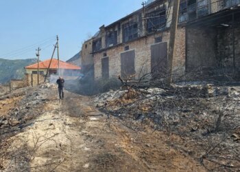 Zjarri në malin e Krujës, vijon ndërhyrja ajrore për shuarjen e vatrave aktive