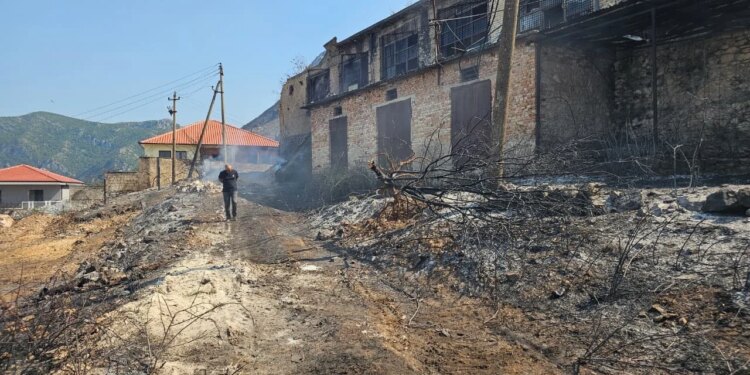 Zjarri në malin e Krujës, vijon ndërhyrja ajrore për shuarjen e vatrave aktive