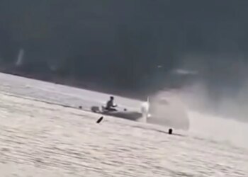 Zjarri në skafin në Porto Palermo lë 4 të plagosur; dalin pamjet, gomone i vjen në ndihmë (Video)