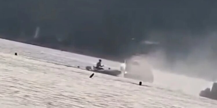Zjarri në skafin në Porto Palermo lë 4 të plagosur; dalin pamjet, gomone i vjen në ndihmë (Video)