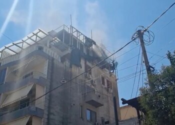 Zjarri përfshinë katin e pestë të një pallati në Sarandë; flakët përhapen shpejt