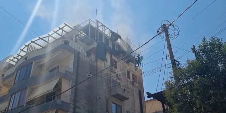 Zjarri përfshinë katin e pestë të një pallati në Sarandë; flakët përhapen shpejt